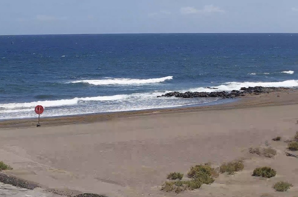 CanariasLifeW's tweet photo. El Médano nos regala días espectaculares: cielo despejado ☀️, brisa marina 🌬️ y olas perfectas 🌊 para los amantes del mar.
Si mañana te apetece un plan diferente, entra en https://t.co/MnT9wHr7uU 📲
#ElMédano #Tenerife #CanariasLife #WebcamsEnDirecto #Olas #Surf #PlayaPerfecta https://t.co/YX7VJUnJU2