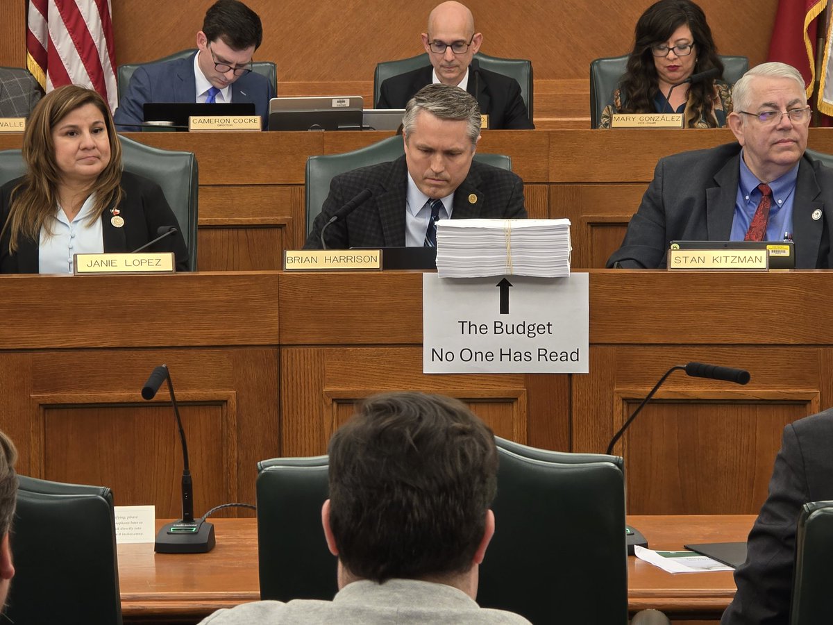 This sign is patently false.
And stupid 
But I'm sure it's true that <a href="/brianeharrison/">Brian Harrison</a> cannot read it #txlege