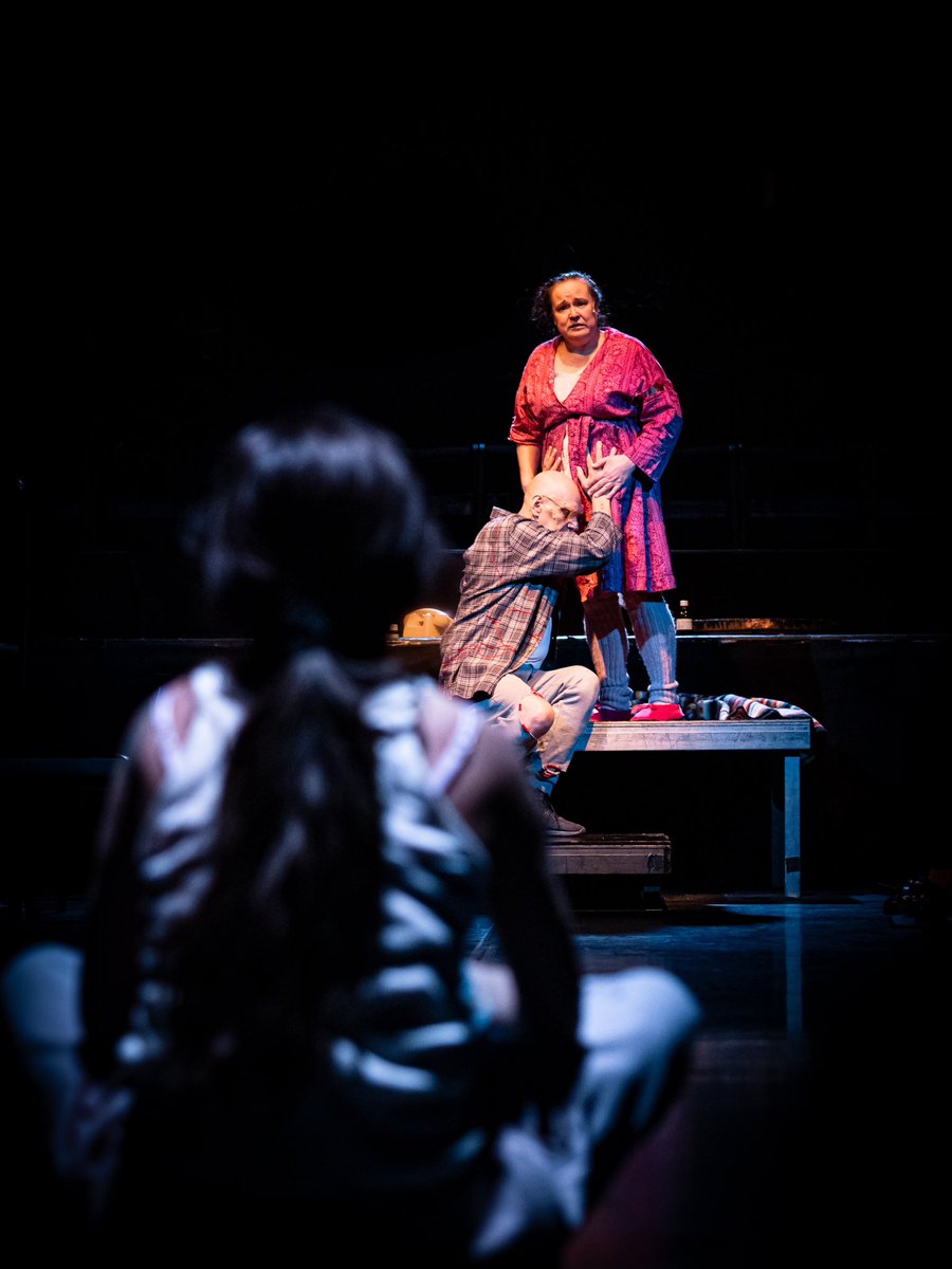 Lähes kaikki esitykdet on myyty loppuun. Jos haluat nähdä Sara Stridsbergin Pyörre näytelmän <a href="/koko_teatteri/">KokoTeatteriOfficial</a> ssa, ole lippukaupoissasi sukkela: kokoteatteri.fi esitykset vain 16.4. asti 💜💙 #sarastridsberg #pyörre #svindel #kokoteatteri