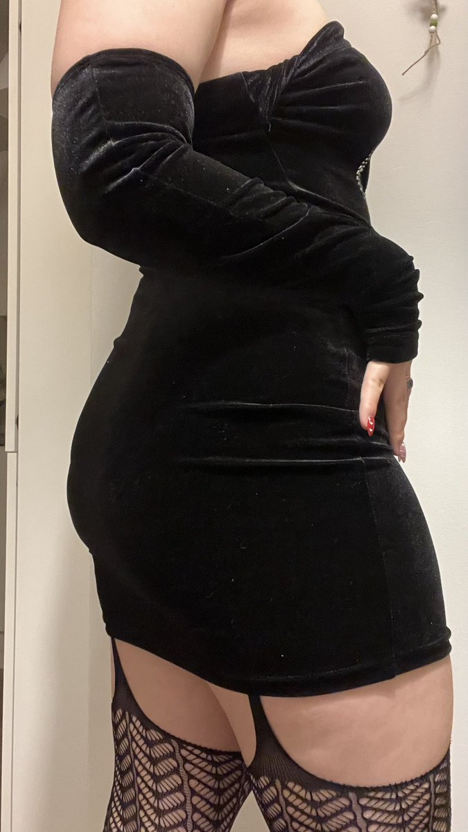 CuteEmilyWild's tweet photo. Retweet ha tetszik a szettem🖤🕷️ #pawg #bdsm https://t.co/vgIDZhj2HV