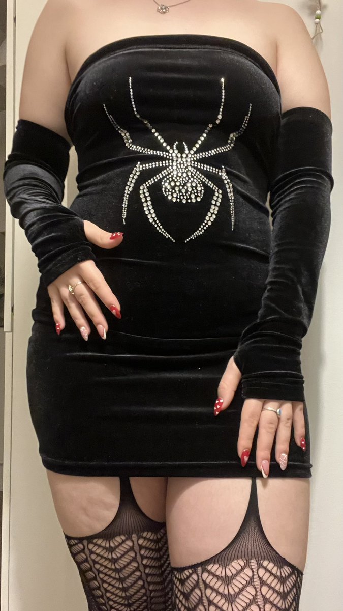 CuteEmilyWild's tweet photo. Retweet ha tetszik a szettem🖤🕷️ #pawg #bdsm https://t.co/vgIDZhj2HV