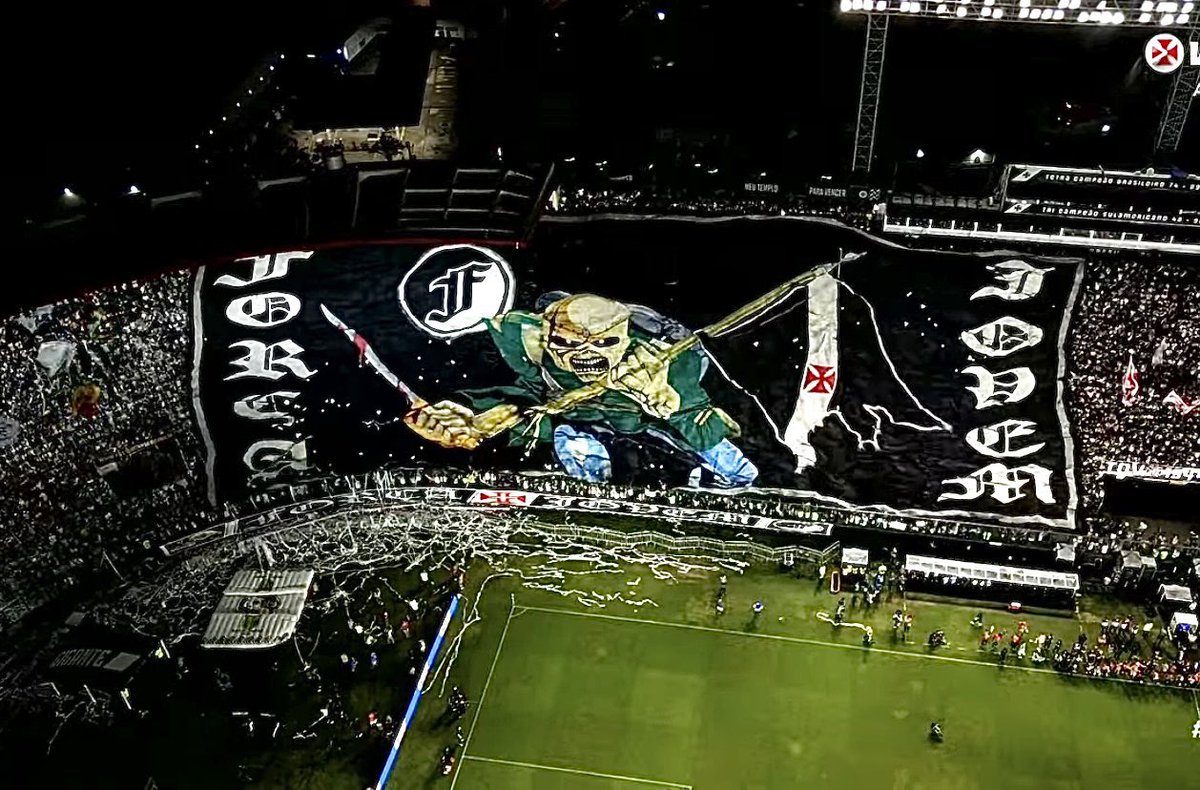 🇧🇷 Después de mucho tiempo, Força Jovem de Vasco Da Gama volvió oficialmente con todos los chiches a São Januario, y reapareció el histórico telón con la imagen de Eddie de Iron Maiden.