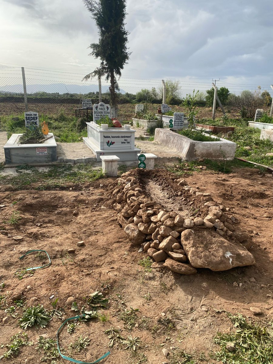 sevincozarslan's tweet photo. Dün hayatını kaybeden Manisalı hayırsever Mustafa Said Türk (88), doğduğu köy olan Akçapınar'da defnedildi. Mustafa amca, OHAL döneminde hemen tutuklandı, 18 ay hapis yattı, tahliye olduktan sonra 2 kez beyin kanaması geçirdi, yatalak oldu, o halde ikinci kez tutuklanıp hapse götürüldü. Mustafa amcaya yapılanları unutma, unutturma.

#BuKaçıncıBayram
