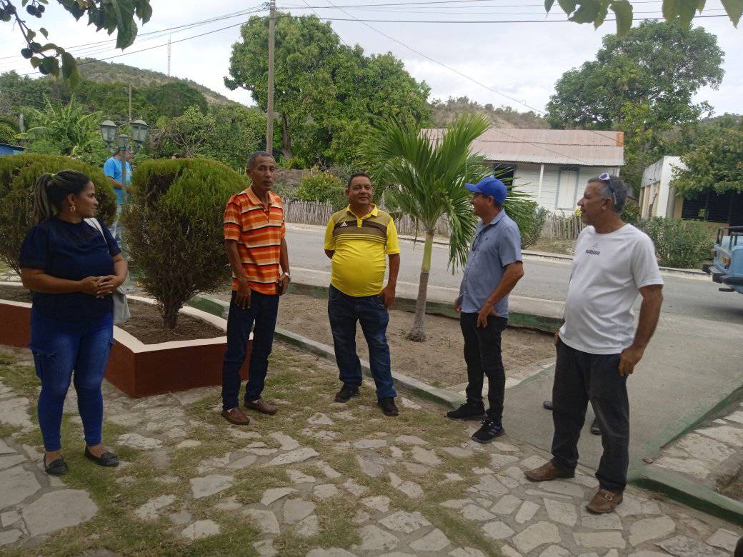#CUBA El presidente  de la Asamblea Municipal del Poder Popular en #Imias,Henry Suárez Machado evalúa en Consejo Popular de Cajobabo-Veguita el plan de actividades en saludo al 11 de abril. #CubaVencerá