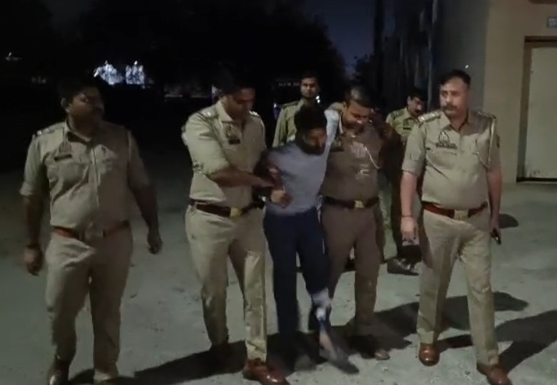 noidapolice's tweet photo. चेकिंग के दौरान थाना सेक्टर-24 नोएडा पुलिस तथा चोरी व छिनेती करने वाले बदमाश के बीच हुई मुठभेड़ में बदमाश के पैर में लगी गोली, घायल व गिरफ्तार, कब्जे से चोरी की मोटरसाइकिल, 05 मोबाइल फोन, 8500 रूपये व अवैध हथियार बरामद। https://t.co/r7b6muIgKp