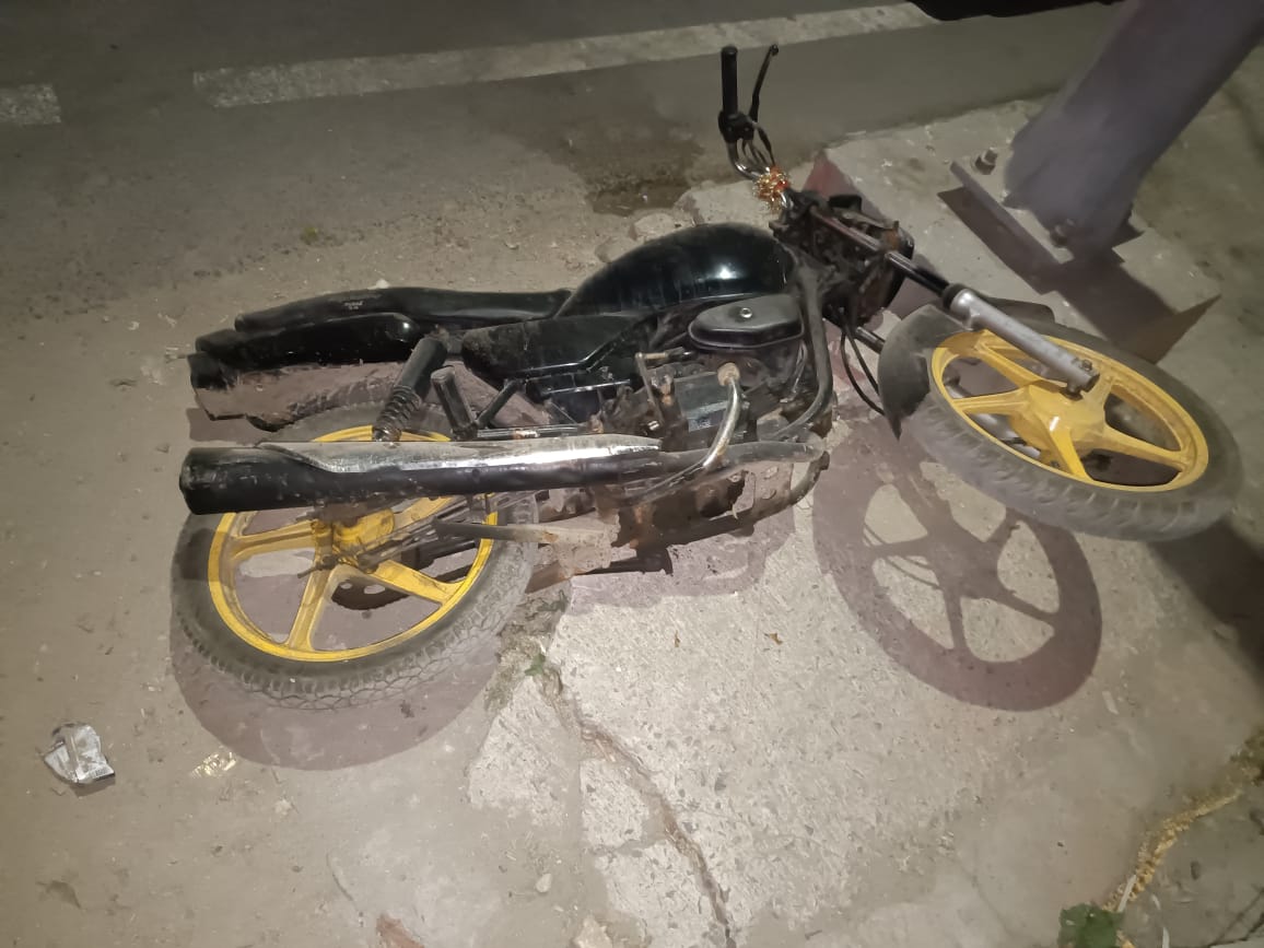 noidapolice's tweet photo. चेकिंग के दौरान थाना सेक्टर-24 नोएडा पुलिस तथा चोरी व छिनेती करने वाले बदमाश के बीच हुई मुठभेड़ में बदमाश के पैर में लगी गोली, घायल व गिरफ्तार, कब्जे से चोरी की मोटरसाइकिल, 05 मोबाइल फोन, 8500 रूपये व अवैध हथियार बरामद। https://t.co/r7b6muIgKp