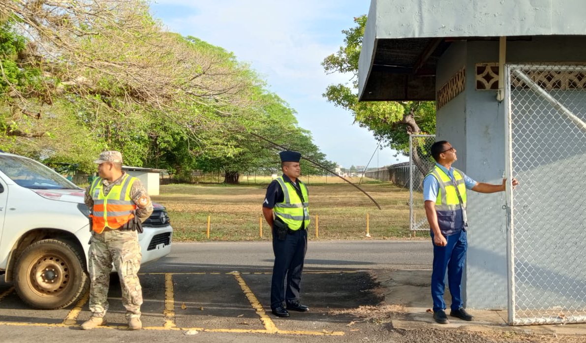 aeronavalpanama's tweet photo. #PlanFirmeza | Como parte de la campaña #FuerzaAeronaval, nuestros #Aeronavales realizan acciones de seguridad policial en el Aeropuerto Internacional Enrique Malek de David/#Chiriquí y Aeropuerto Internacional Scarlet Martínez, Río Hato/#Coclé. 

#SomosMuchoMás https://t.co/O5wviFOO9U