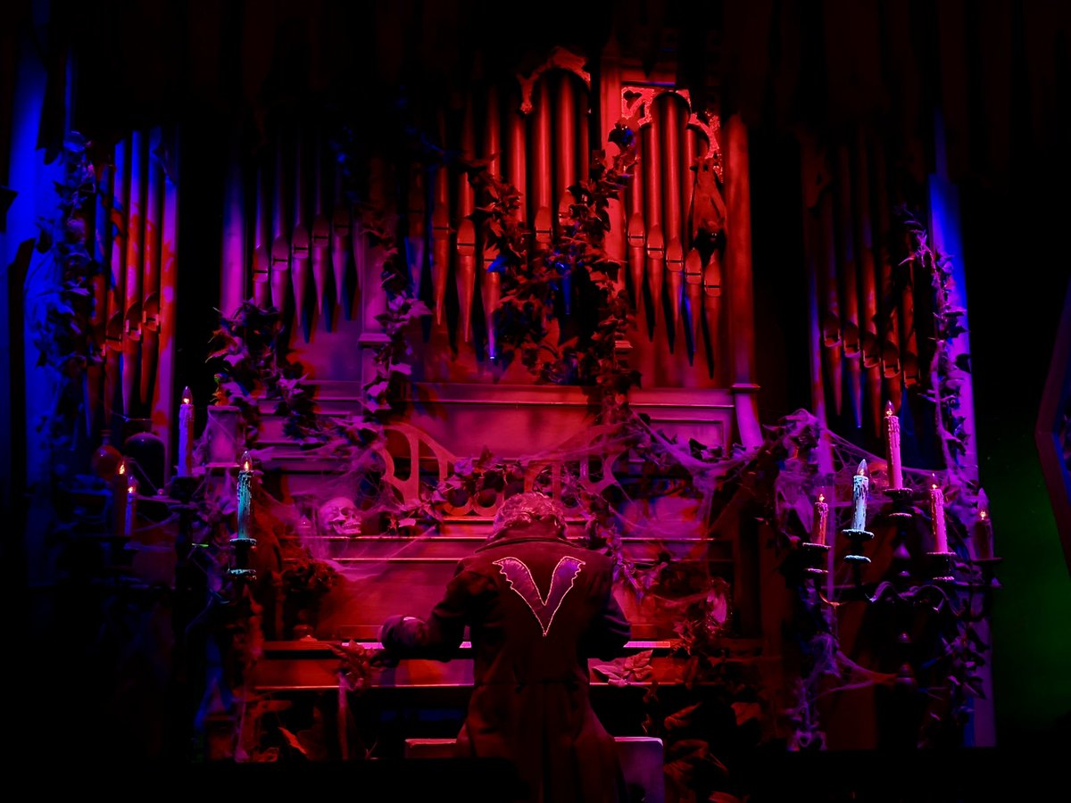 zachariahassler's tweet photo. 35 years of The Bat 🦇 #themeparks #dracula #vampire #bat #sooky #photo https://t.co/iotBFHDGDM