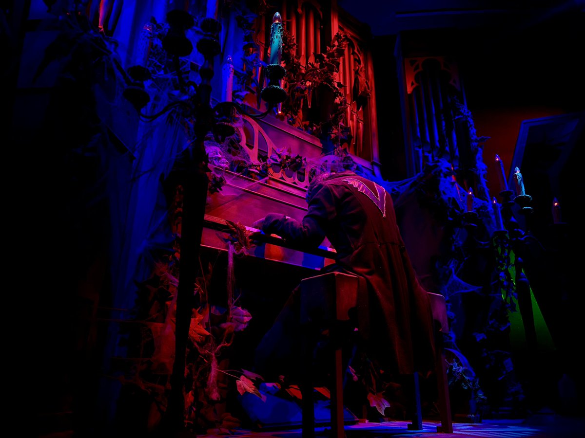 zachariahassler's tweet photo. 35 years of The Bat 🦇 #themeparks #dracula #vampire #bat #sooky #photo https://t.co/iotBFHDGDM
