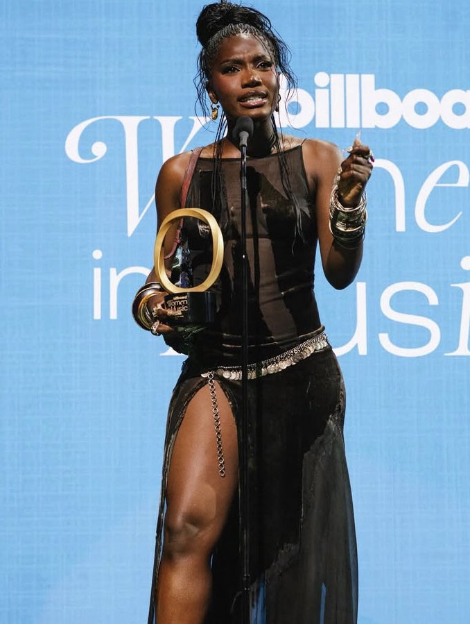 cosmicxgals's tweet photo. doechii giving a shout out to xg while receiving her award “woman of the year”by billboard :

“ I loved the trampoline remix ,I would love to work with them in the near future , and I’ll be in the frontline cheering for them at Coachella , such inspiring young talented ladies ” https://t.co/5r7hEdZqE3