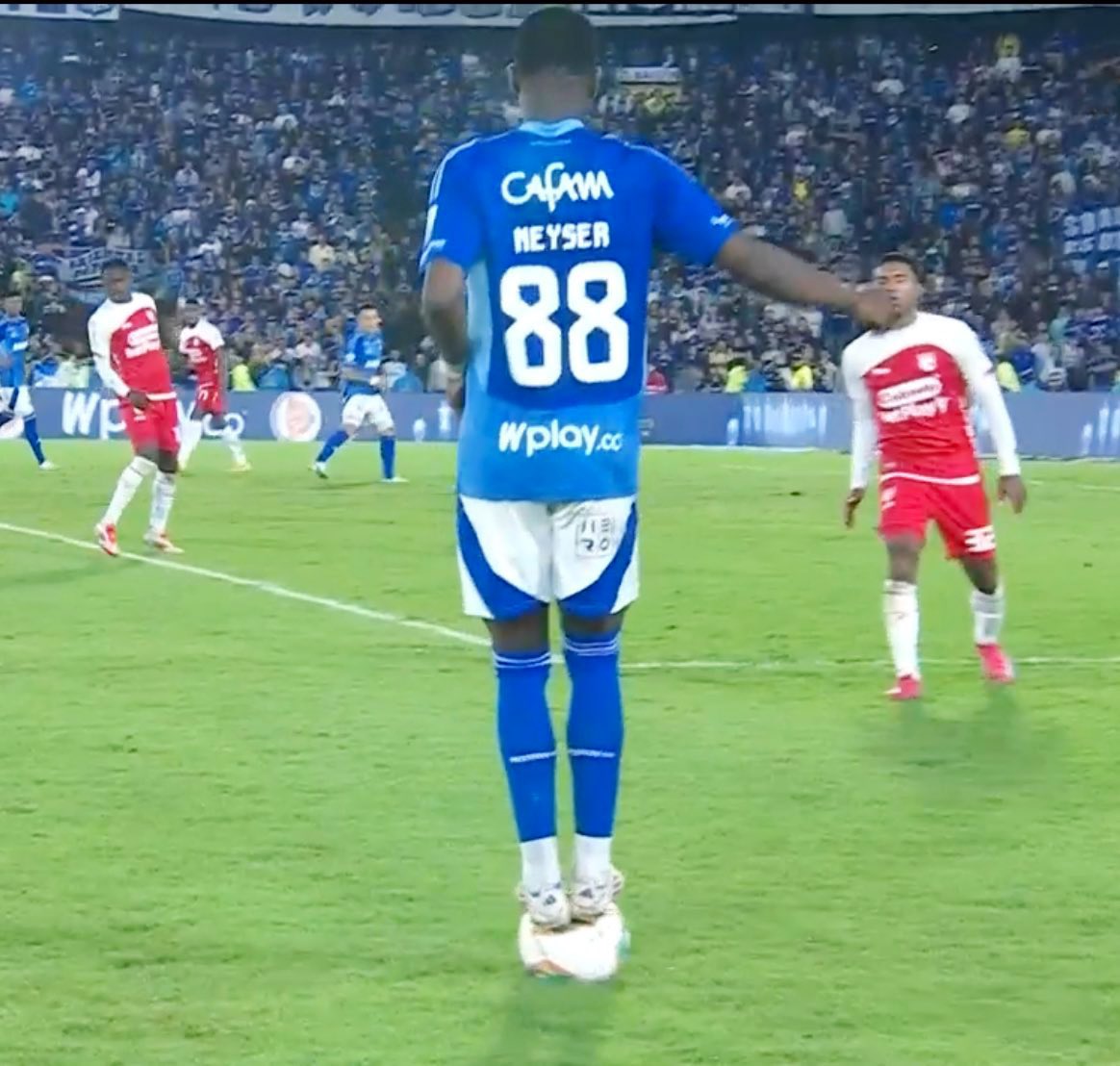 Juan Camilo Vargas (@juancavargas13) on Twitter photo “No fue malo lo que hizo Neyser, no le dije nada. No podemos molestarnos porque un jugador se para en el balón. Entre más nos moleste, mas lo hará el rival. En las familias, el hermano mayor siempre le hace al menor lo que menos le gusta”.
- David González en <a href="/blogdeportivo/">Blog Deportivo</a> “No fue malo lo que hizo Neyser, no le dije nada. No podemos molestarnos porque un jugador se para en el balón. Entre más nos moleste, mas lo hará el rival. En las familias, el hermano mayor siempre le hace al menor lo que menos le gusta”.
- David González en <a href="/blogdeportivo/">Blog Deportivo</a>