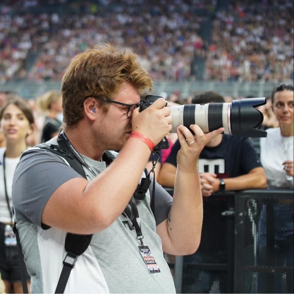 LucaphPhoto's tweet image. Lucaph_photo in un anime in stile studio ghibli #StudioGhibli #anime #ChatGPT #photographer