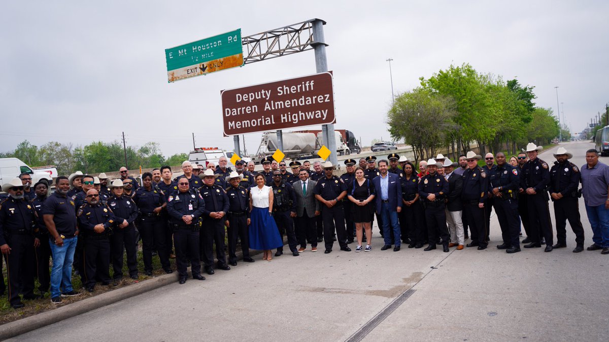 cmdrmarcharris's tweet image. I had the honor of being present at the dedication ceremony of Deputy Darren Almendarez. A portion of US-59 between Little York and BW8 was dedicated in his name. @AldineISD @AldinePolice