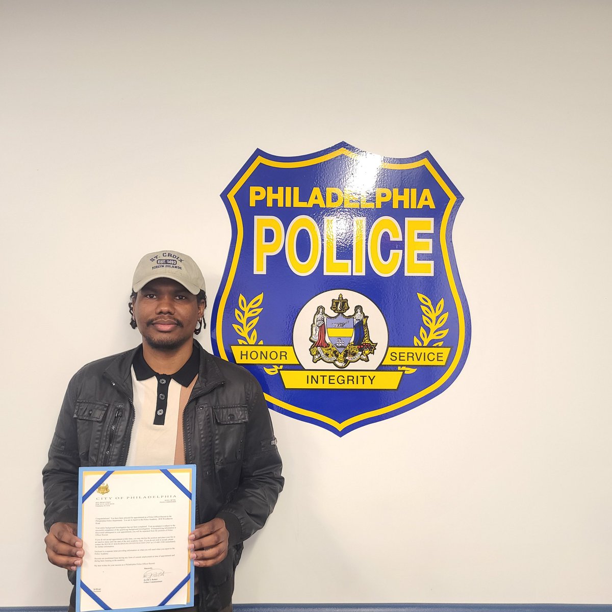 PPDRecruiting's tweet image. Today marks the beginning of your journey to a safer Philadelphia. This young man has risen to the challenge and will proudly join Class 415. Now it's your turn! Scan the QR Code and take the first step toward becoming part of the greatest profession on the planet. @PPDVJohnson
