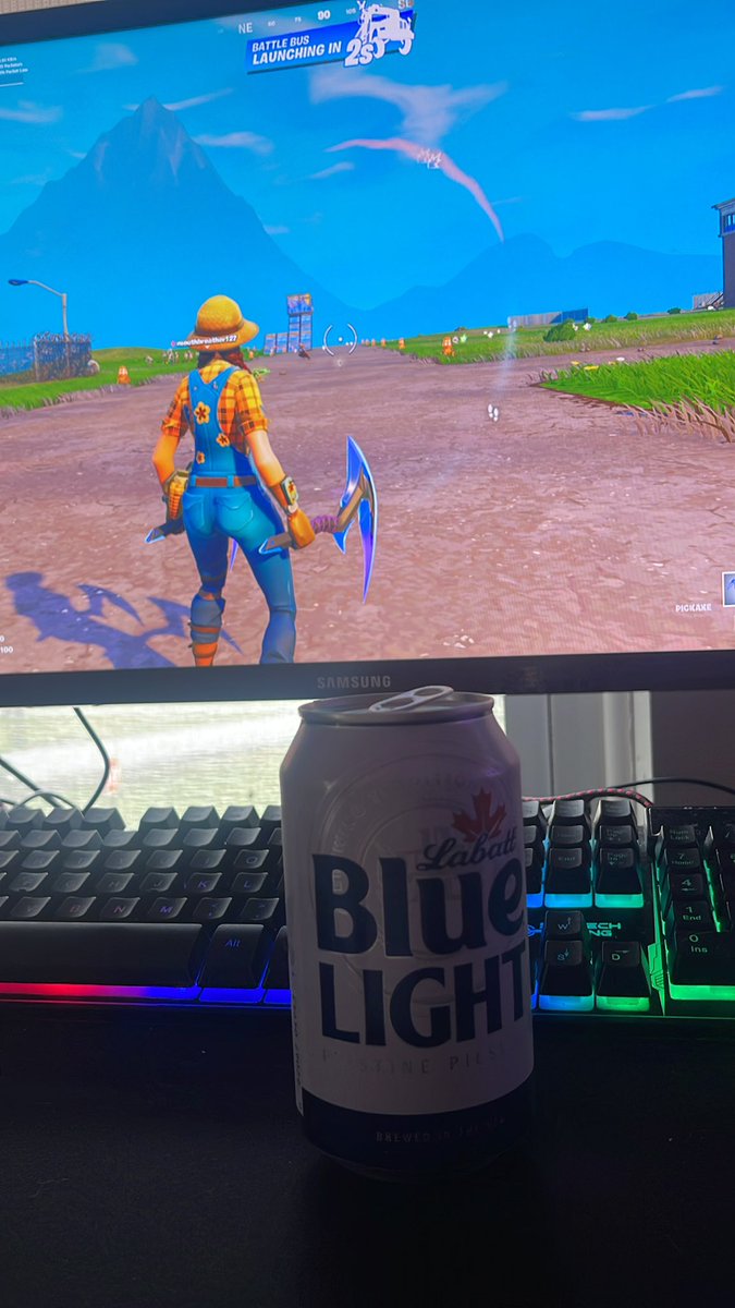 AyoooitsCosmo_'s tweet image. This stream is sponsored by blue light and @FullSendBlake