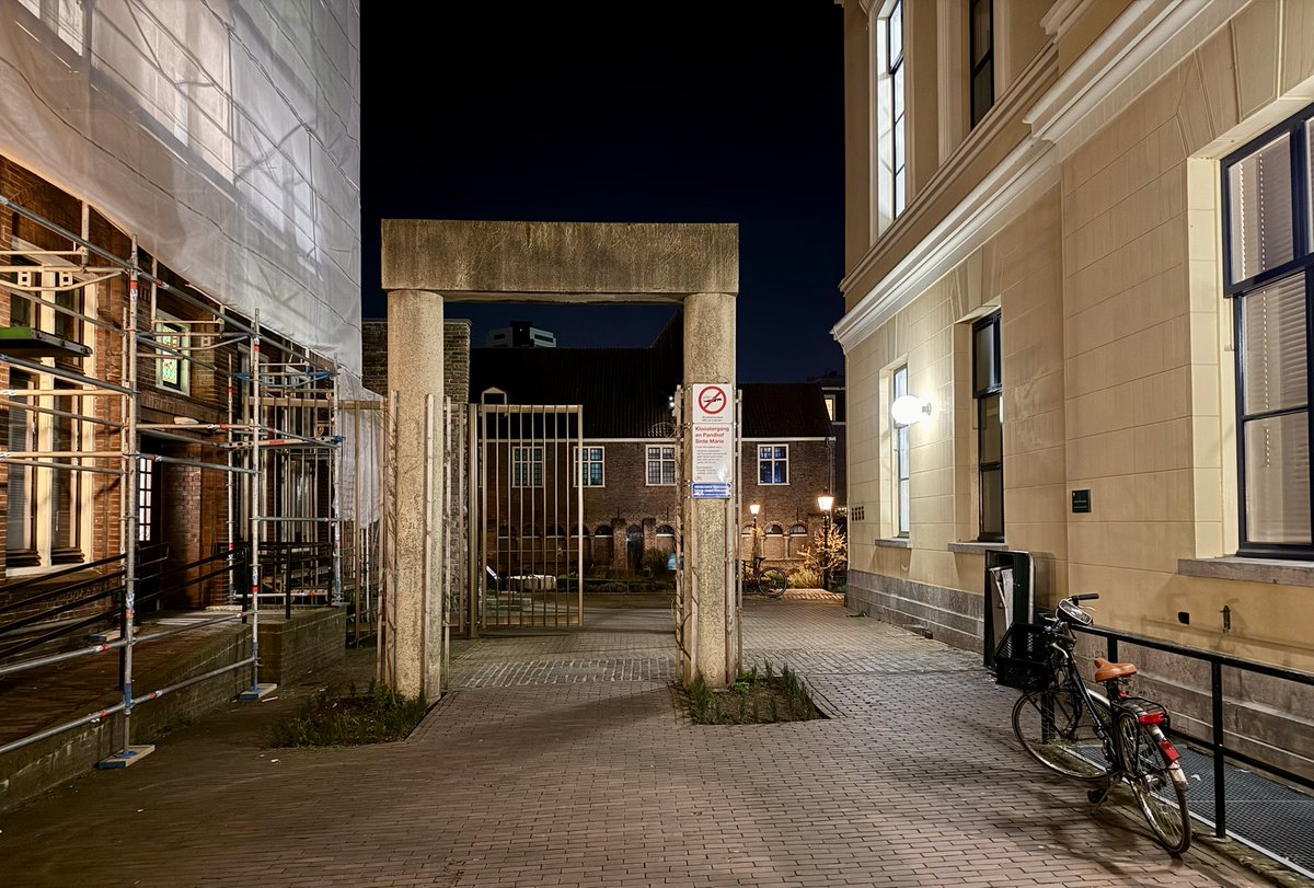AlecBreunesse's tweet photo. Pandhof Ste. Marie is nog niet gesloten, zou de sleutelbewaarder het vergeten zijn vanavond?
#Mariaplaats #SteMarie #Pandhof #Utrecht 
@GemeenteUtrecht https://t.co/3HHqiasQye