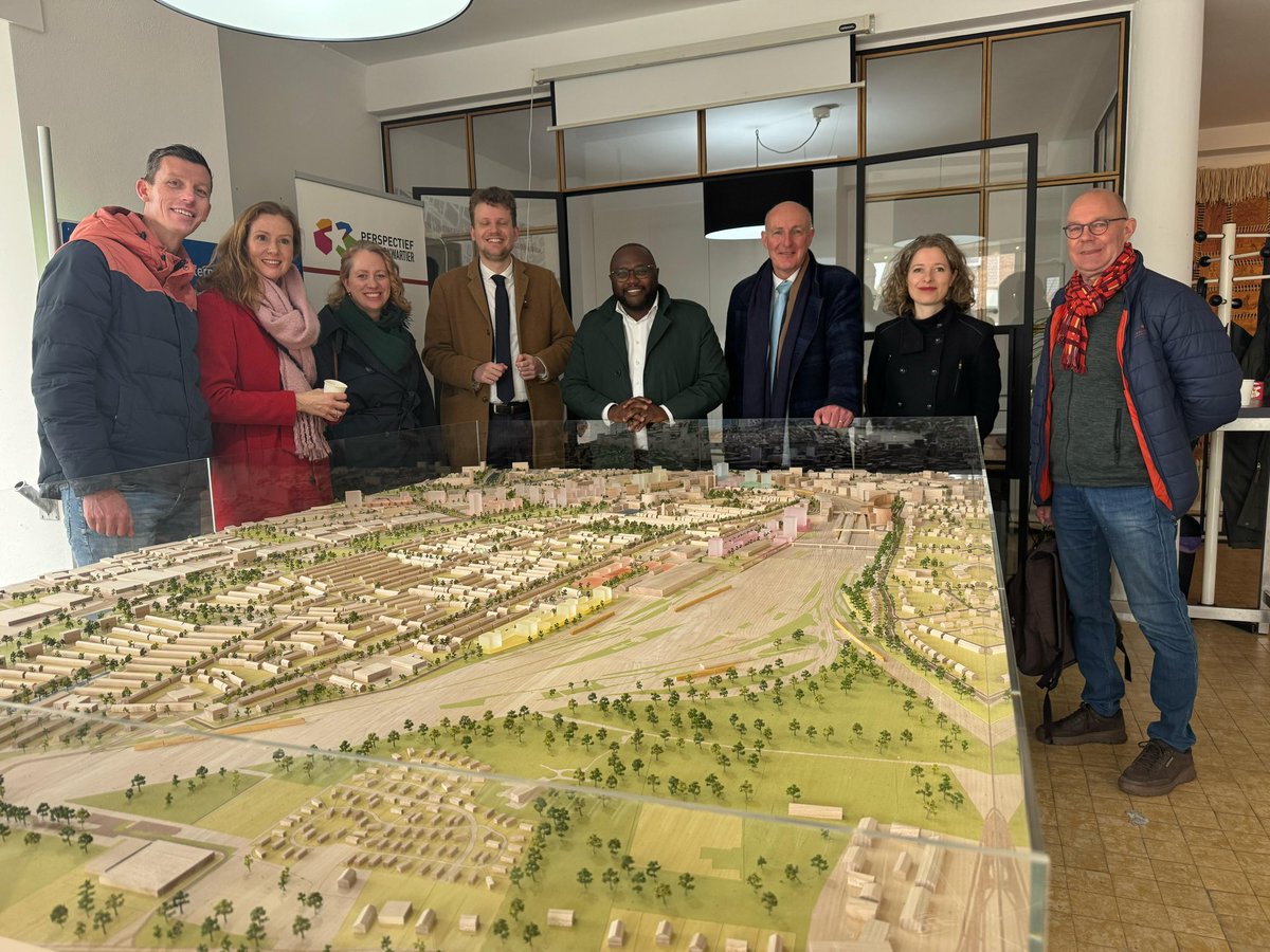 D66Amersfoort's tweet photo. 🚲🏗️ Mpanzu Bamenga bezocht Amersfoort! We spraken over mobiliteit &amp; woningbouw en bekeken plannen voor o.a. de Noordewierweg en de Nieuwe Stad #D66 #Amersfoort https://t.co/8tenEGwYGC