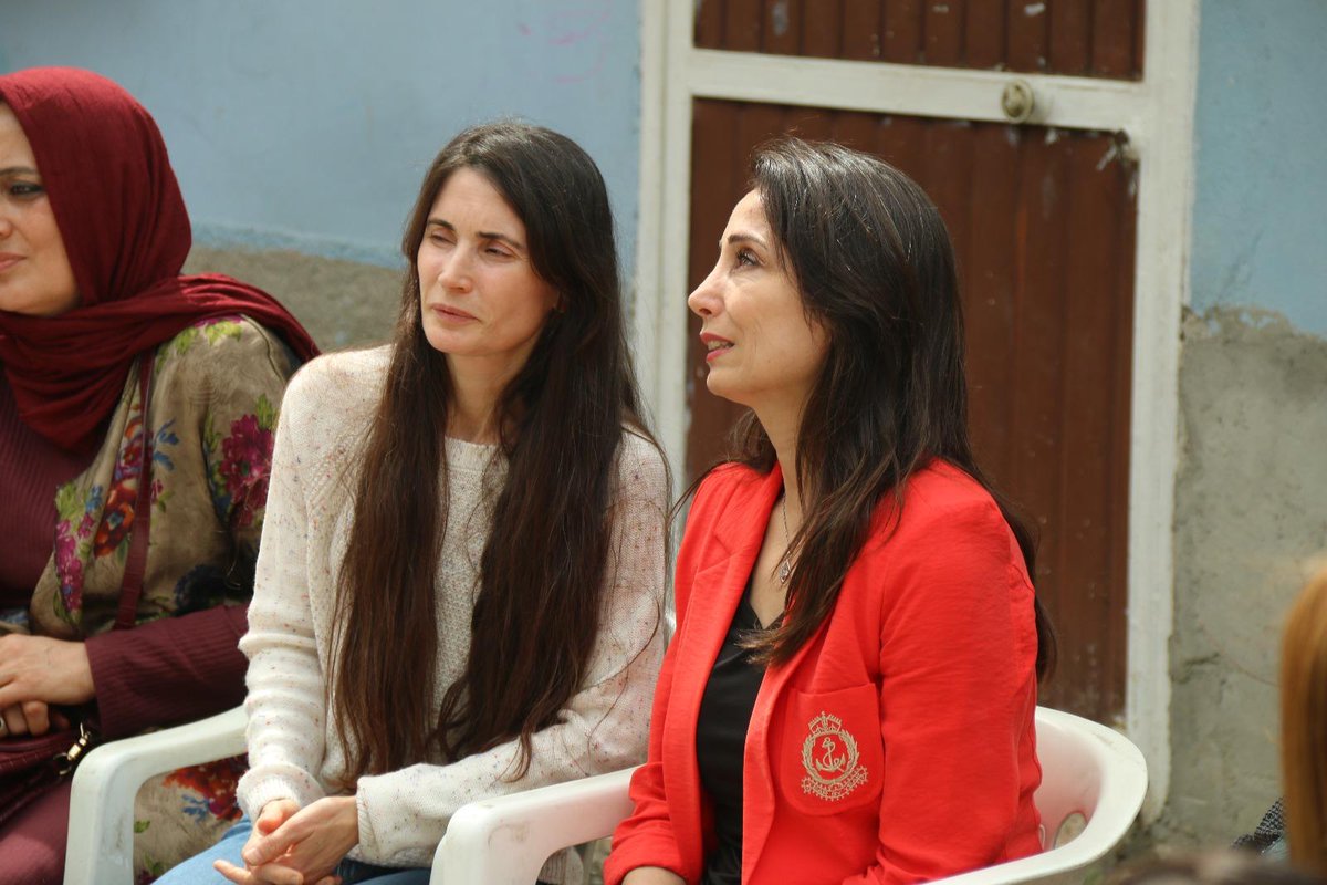 KeremSchamberg's tweet image. Nun ist endlich die politische Gefangene Güler Bilen nach 32 Jahren Haft in der Türkei in die Freiheit entlassen worden. Die Kurdin (links im Bild) war 1994 im Alter von 16 Jahren inhaftiert und zu einer lebenslangen Haft verurteilt worden. Willkommen!