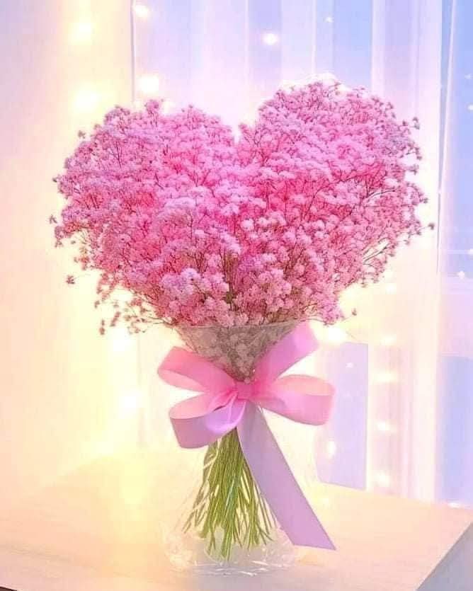 "Bir gülüş kadar içten,
Bir gülüş kadar gerçeğiz.
Kim olduğumuz,
Ne olduğumuz önemli değil.
Kendimizi ifade edebildiğimiz yerdeyiz.
Sevildiğimiz kadar değil,
Sevebildiğimiz kadar değerliyiz!"
                                     Can Yücel /