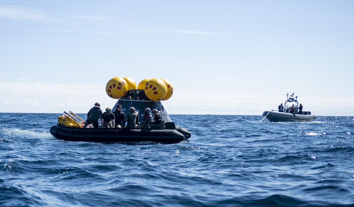 ⚓🤝🚀

<a href="/USNavy/">U.S. Navy</a> Sailors, on the water &amp; in the air, assist the recovery of <a href="/NASA/">NASA</a> astronauts during NASA Underway Recovery Test 12, March 27.

Full story 👇: 
cpf.navy.mil/Newsroom/News/…

More photos 👇: 
dvidshub.net/image/8942354/…

📍: Pacific Ocean
📸: MC2 Nettie Mae Manfull