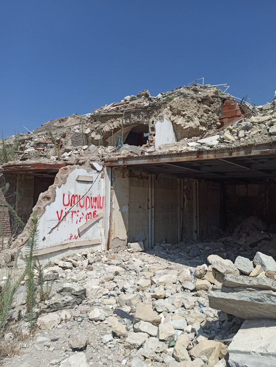 Eğer bir gün umudunuzu kaybettiğinizi hissederseniz enkazların duvarlarına umutlarını haykıran Antakyalılar'ı hatırlayın.