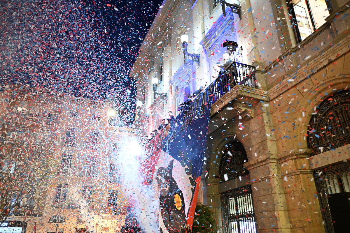 Igualada Hoquei Club (@igualadahc) on Twitter photo 💙GRÀCIES, IGUALADA❤️
350 dies després, tornem a omplir la Plaça de l’Ajuntament per celebrar un nou títol europeu. Gràcies a totes i tots, aquesta copa també és vostra!🥹
🏆SOM CAMPIONS D’EUROPA🏆
📸 <a href="/xvigarcia_Xavi/">Xavi Garcia</a> 💙GRÀCIES, IGUALADA❤️
350 dies després, tornem a omplir la Plaça de l’Ajuntament per celebrar un nou títol europeu. Gràcies a totes i tots, aquesta copa també és vostra!🥹
🏆SOM CAMPIONS D’EUROPA🏆
📸 <a href="/xvigarcia_Xavi/">Xavi Garcia</a>