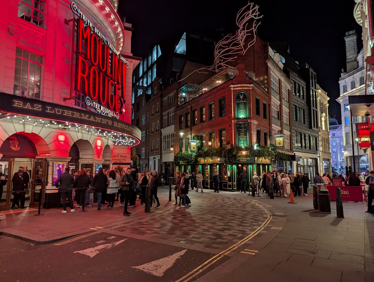 Melcube's tweet image. Piccadilly Circus!! This feels just right!!