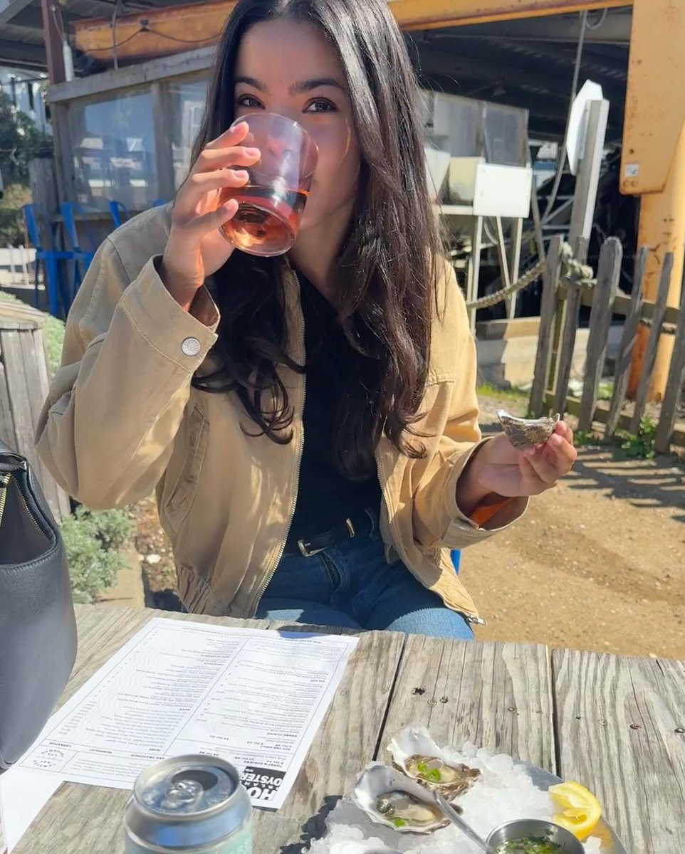 Hogwash on our Sweetwaters + a cold bevy at the Boat? We're here for it!! 📷: @fiasfork // #HogIslandOysterCo #Oysters #OysterFarming