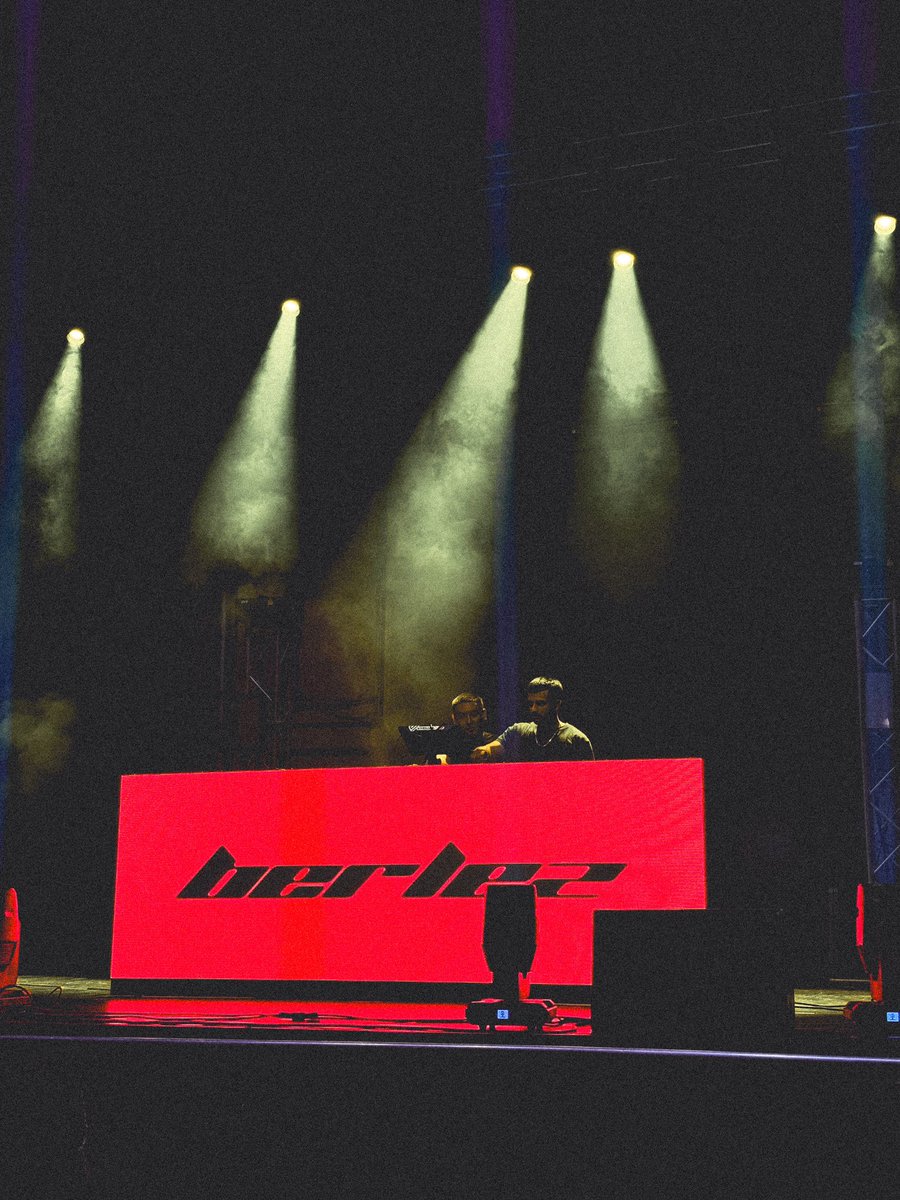 imberlez's tweet photo. Never thought I would accomplish so many things within a year. This is only the beginning can’t wait for what’s to come 🤞🏾 (1/2) https://t.co/ypPVCrMZGE