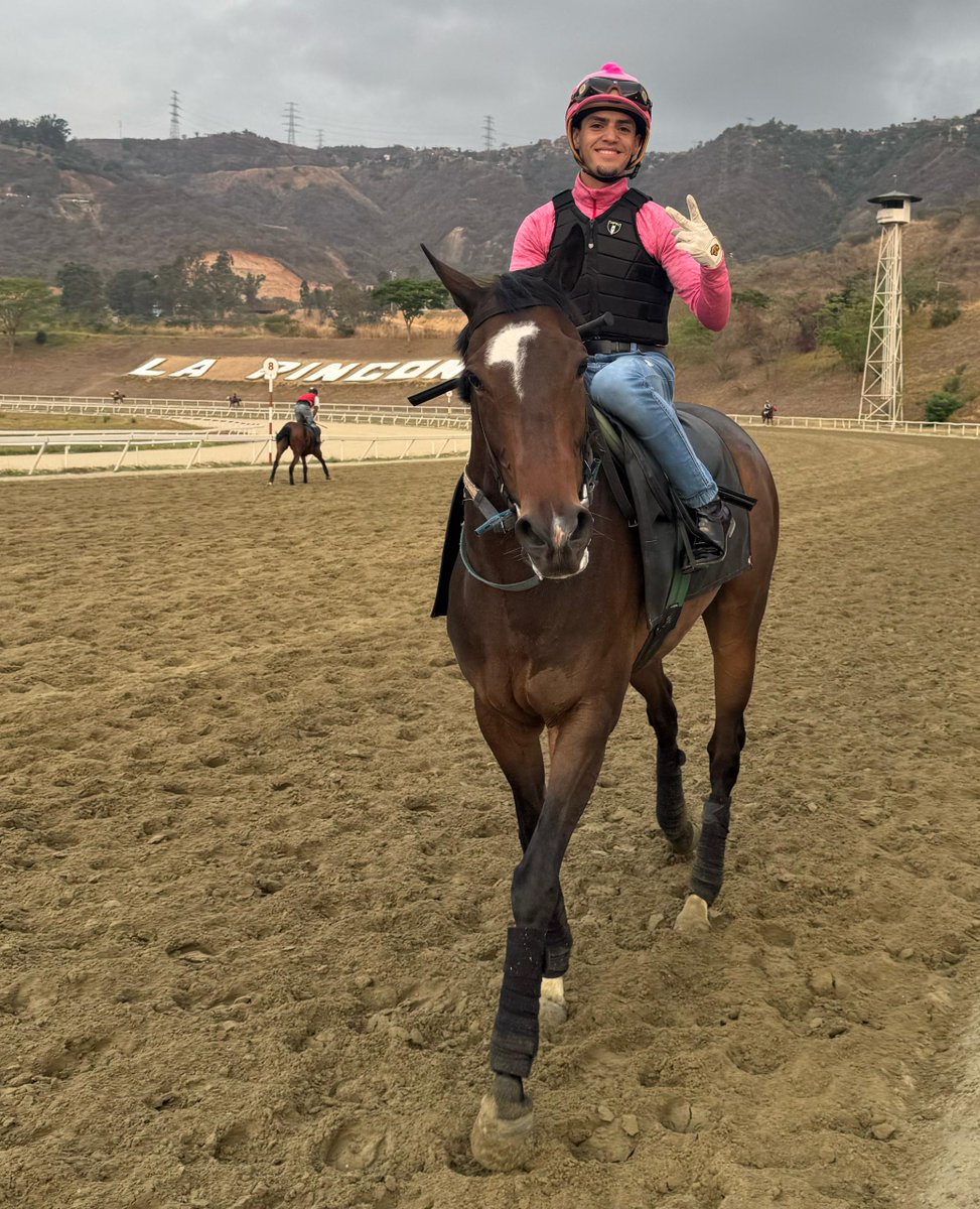 ▫️El jinete profesional, Jaime Lugo Jr. reaparece este domingo en el majestuoso óvalo caraqueño.

👉Tendrá 2️⃣ compromisos de montas en la reunión 12. 

▫️"Júpiter Max" en la 3era. carrera. 

▫️"Bombazo" , en la 4ta. competencia. 

¡Vive la emoción de jugar y ganar 🏆🏇!