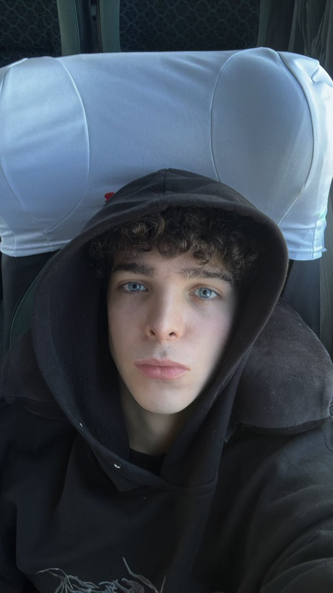 Juanicar2's tweet image. Hoy me siento como en Emilia perez.
no voy a decir que me apetece desaparecer de todos lados porque tal y como estan las cosas me acusarian de narcotrans mexicana. Es lo unico que les falta. si yo soy super mexa joder macho 🤪