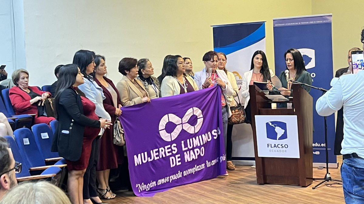 Los colectivos de mujeres realizaron un justo reconocimiento a <a href="/solandagoyes/">Solanda Goyes</a> <a href="/CinthyaCarrazco/">Cinthya Carrazco M</a> por su ardua labor junto a otras valiosas mujeres juezas y jueces a nivel nacional que aportan en el fortalecimiento a la justicia.
Ha sido un honor participar en este foro académico⚖️🇪🇨