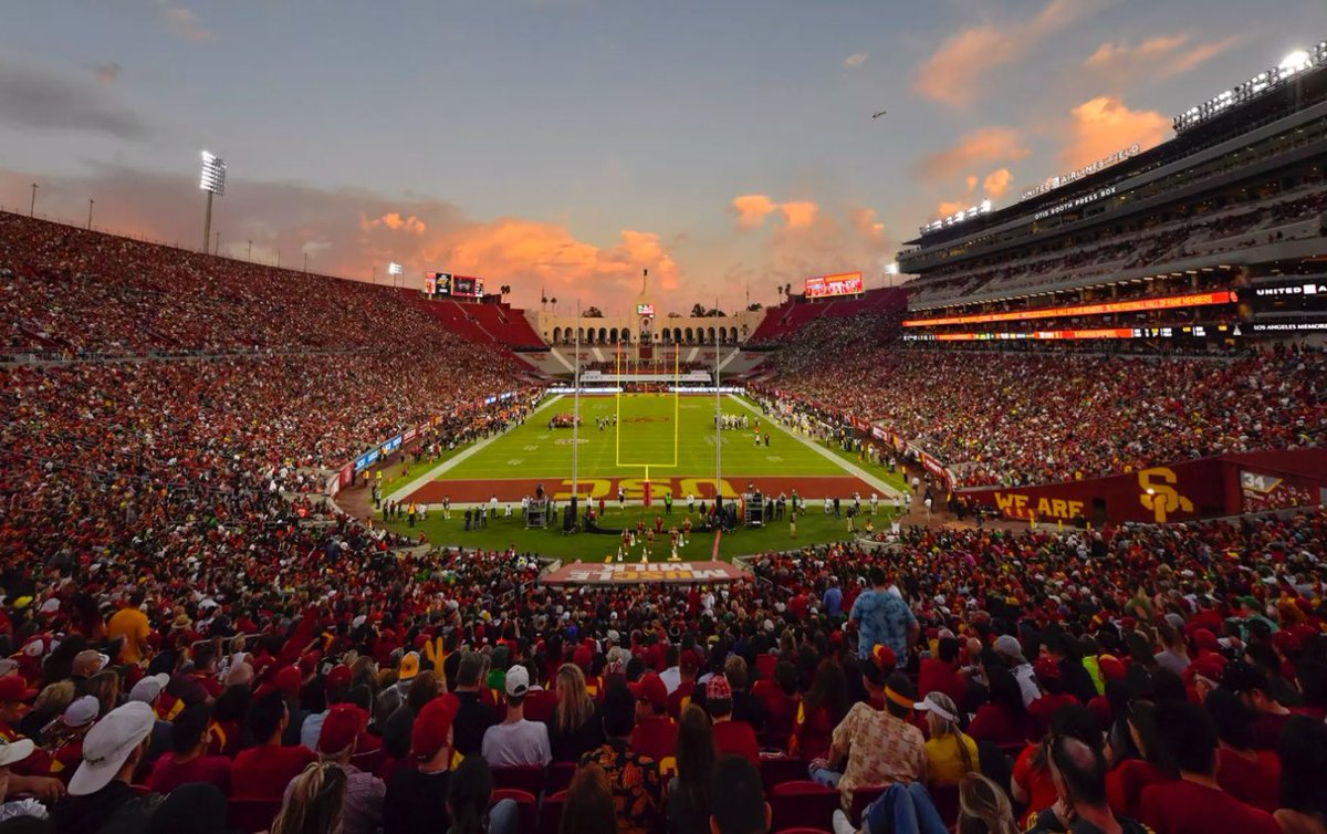 CFB_Overtime's tweet image. Stadium of the Day 🔥🗡️

🏟️ Los Angeles Memorial Coliseum
📍 Los Angeles, California
🗣️ 77,500
🏗️ May 1, 1923