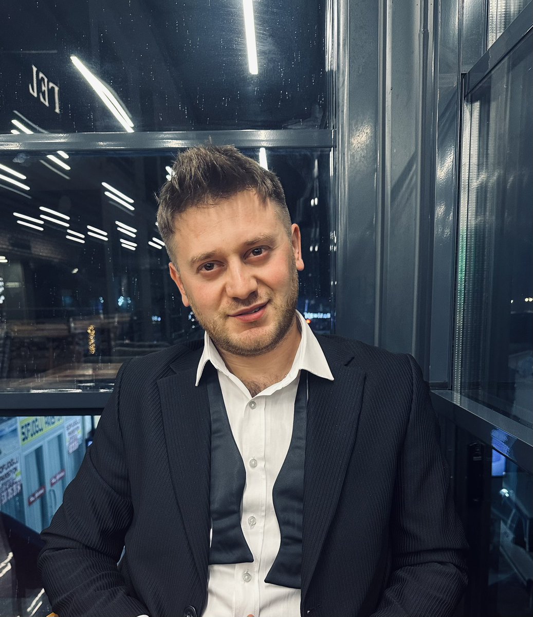 Takım elbise giydim ama papyonla anlaşamadık o hala serbest takılıyor.