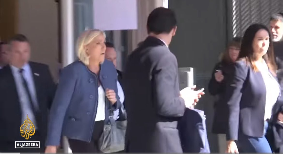 We report from a #Paris court as #MarineLePen’s presidential ambitions likely crushed as court verdict bars her from
running for office for five years. #France
 youtu.be/4XRxTn_OrrM?si…
<a href="/r_abdahllah/">Ricardo Abdahllah</a> <a href="/RecBill/">Guillaume Destombes</a>