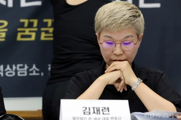 kimsunchul68's tweet photo. 박원순때
입에 거품물며 미쳐 날뛰더니
장제원이 
죽을때까지 
단 한마디도 안했네 
왜?
선택적 여성인권 운동가 https://t.co/dgP3CcxuoM