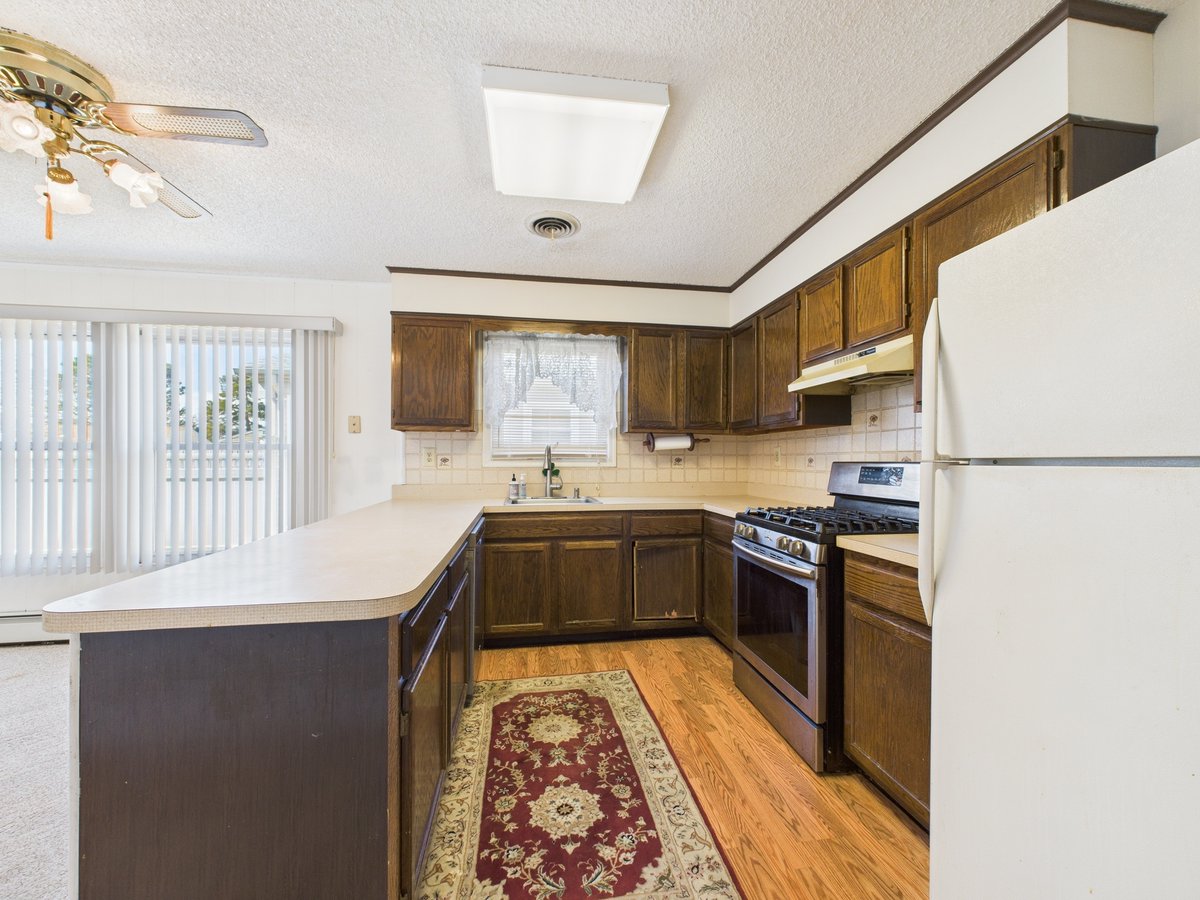 MichelleRemaxNJ's tweet photo. Charming active adult 55+ ranch in Toms River, 2 Beds, 2 BRs, an EIK, a formal DR, a spacious LR, enclosed porch, and an attached garage. Super convenient location, close to shopping, this one has a lot going for it! #rema #remaxwelcomehome #listingagent #sellersagent https://t.co/DlrSE9ogJq