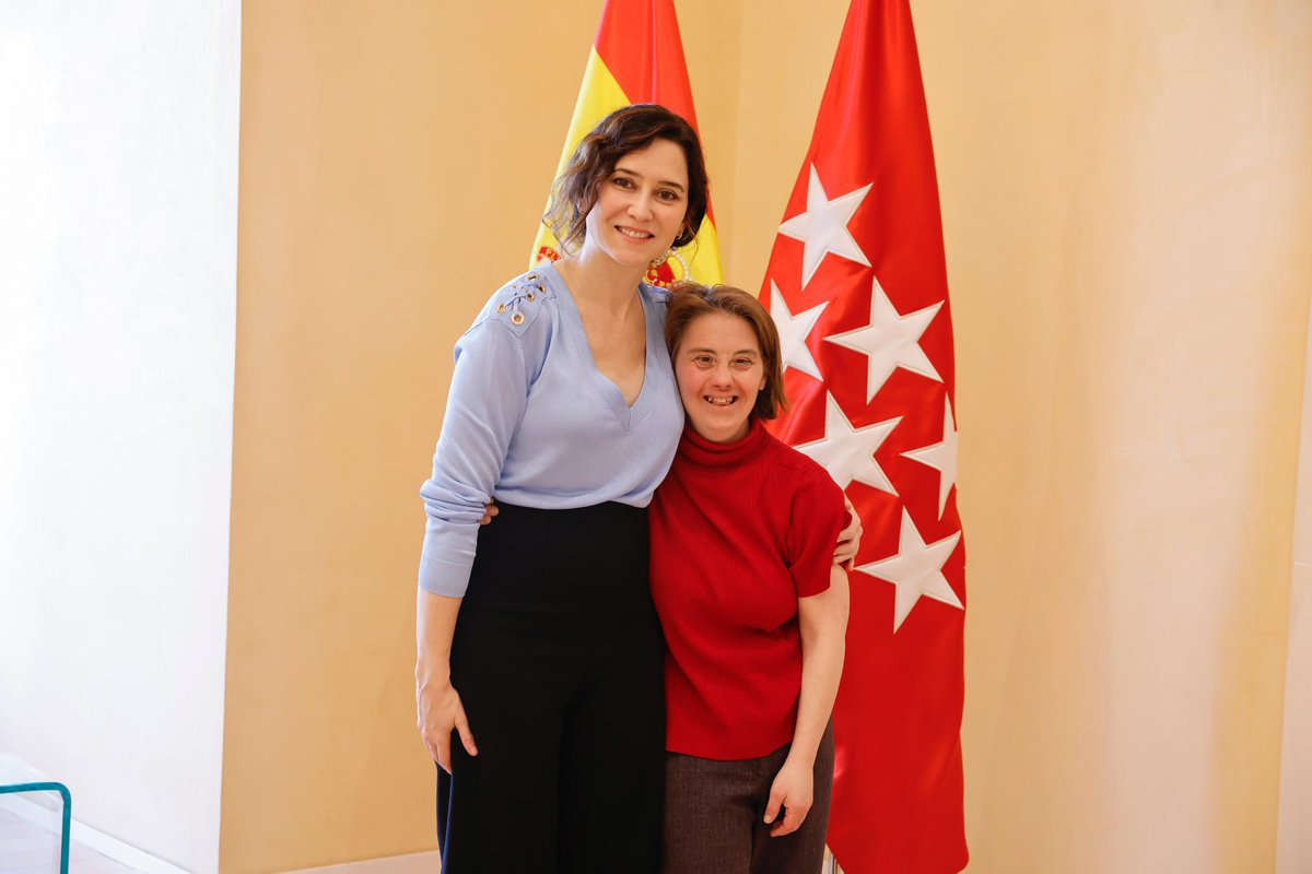 Qué visita bonita la de Sonia a la Real Casa de Correos para hablarnos de sus proyectos e ilusiones.

Y junto a ella, sus orgullosos padres, que tanto la quieren y arropan en todo 💚