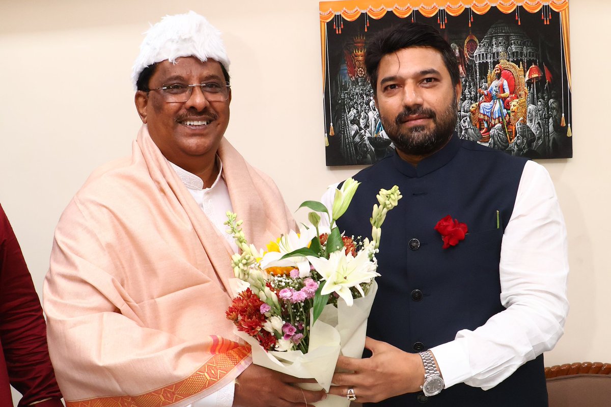 AltafPevekar's tweet photo. आज रमजान ईदच्या शुभप्रसंगी माझ्या निवासस्थानी उपस्थित राहिल्याबद्दल आमदार श्री. हारूनजी खान यांचे मनःपूर्वक आभार. आपल्या उपस्थितीने हा आनंदाचा दिवस अधिक विशेष झाला. ✨
ईद मुबारक! ☪️❤️
#ईदमुबारक #आभार #ShivsenaBalasaheb #EknathShinde #ShindeSaheb #Shivsena #JaiMaharashtra #Hindutva #DevelopmentWithShivsena #MaharashtraFirst #ShivsenaStrong #shindegroup
@DrSEShinde @mieknathshinde @iramdaskadam @ramdaskadam @nareshmhaske @sheetalmhatre1 @MeenaKambli @GulabraoRPatil @RavindraWaikar @samant_uday @CMOMaharashtra