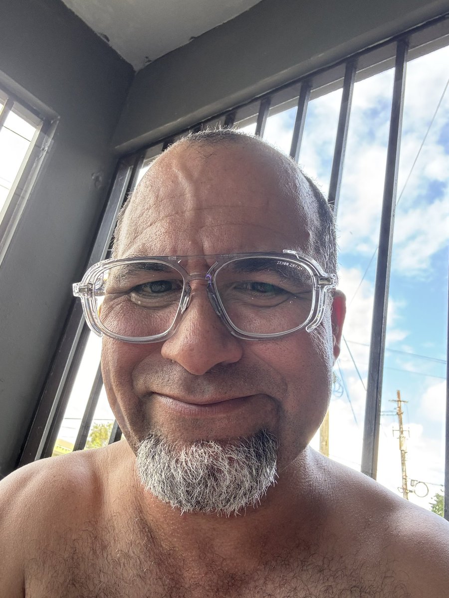 Aquí lucio con mis nuevos gafas de seguridad para trabajar