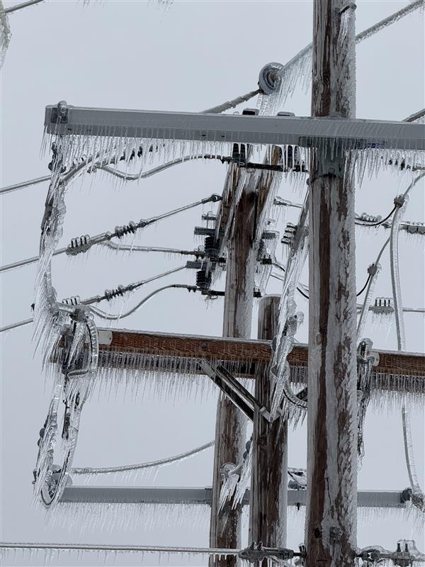The past 48 hours have been intense, but our crew members like Scott and Brian continue to work tirelessly to help restore service as safely and quickly as possible. ⚠️A reminder! This weekend's severe weather and high winds may have impacted power lines in your area. Do you know