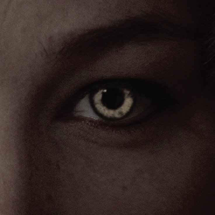 ⠀
⠀    —ɪ ᴀᴍ ᴍʏ ᴍᴏᴛʜᴇʀ’ꜱ ꜱᴀᴠᴀɢᴇ ᴅᴀᴜɢʜᴛᴇʀ—

столько лиц, можно и запутаться. попытайся найти меня в толпе, я могу оказаться кем угодно. друзья могут звать меня Рэйвен, остальные.. остальные будут знать меня как Мистик.
⠀