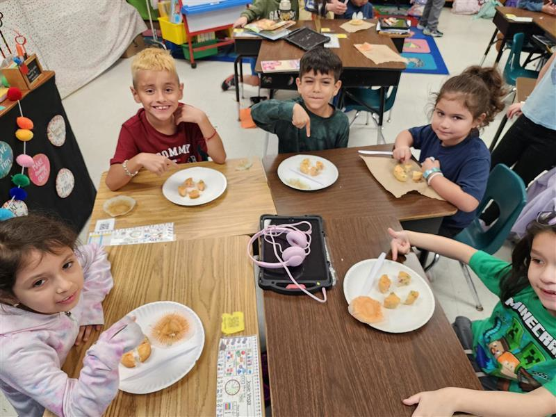 houstonmisd's tweet photo. 🍰🔢  Mrs. Silva's 1st grade Cougars are sweetening up math with cupcakes! Learning about equal shares, halves, and fourths while having a slice of fun! 🎂💡 #BeYourBest #CougarPride #WeAreAllIn #MathIsDelicious #EqualShares https://t.co/PhbZg6tqW4