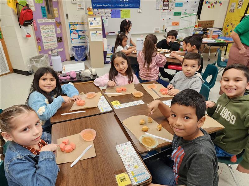 houstonmisd's tweet photo. 🍰🔢  Mrs. Silva's 1st grade Cougars are sweetening up math with cupcakes! Learning about equal shares, halves, and fourths while having a slice of fun! 🎂💡 #BeYourBest #CougarPride #WeAreAllIn #MathIsDelicious #EqualShares https://t.co/PhbZg6tqW4