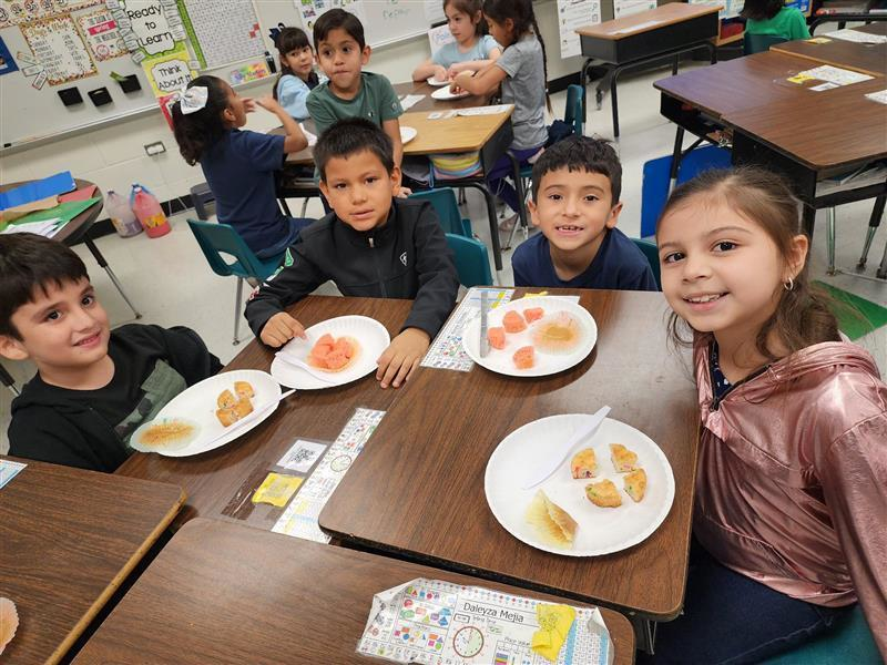 houstonmisd's tweet photo. 🍰🔢  Mrs. Silva's 1st grade Cougars are sweetening up math with cupcakes! Learning about equal shares, halves, and fourths while having a slice of fun! 🎂💡 #BeYourBest #CougarPride #WeAreAllIn #MathIsDelicious #EqualShares https://t.co/PhbZg6tqW4