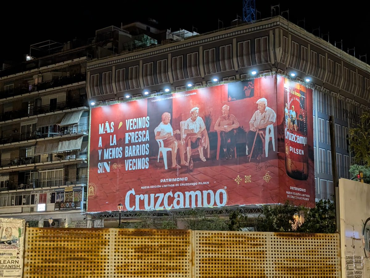 "Más vecinos a la fresca y menos barrios sin vecinos", reza el cartel colgante de un próximo hotel en construcción, en el corazón del centro histórico de Málaga, el barrio más gentrificado turísticamente de la ciudad. Hay que ser miserable, ruin y mezquino.