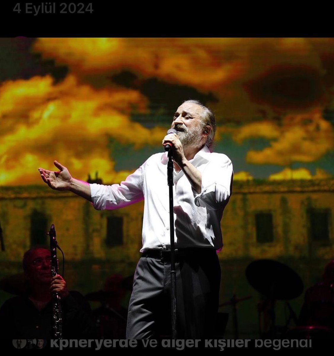 Güle güle Kuzeyin oğlu.Senin o güzel sesini,yorumunu,samimiyetini,devrimci ruhunu,omurgalı duruşunu çok özleyeceğiz. Yerin asla dolmayacak. Gerçek bir sanatçıydın en sevdiğin yerde veda ettin.Bize zaten bayram  zehirdi zıkkım oldu.Seni bu kadar sevdiğimi bilmezdim:(
#volkankonak