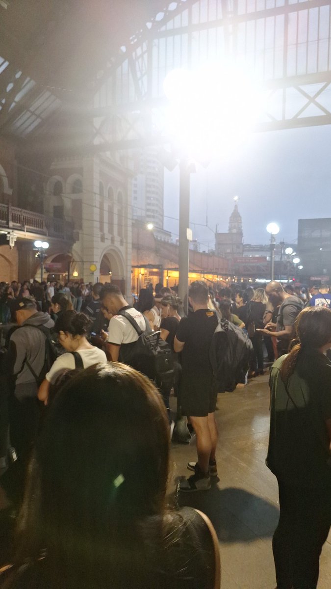 proflimamo's tweet photo. Volta pra casa na estação da Luz #Linha10turquesa sentido Jundiaí e sentido Rio Grande da Serra 
@DiariodaCPTM 
#chuva #alagamento #caos @CPTM_oficial https://t.co/xwOMi5IJxY