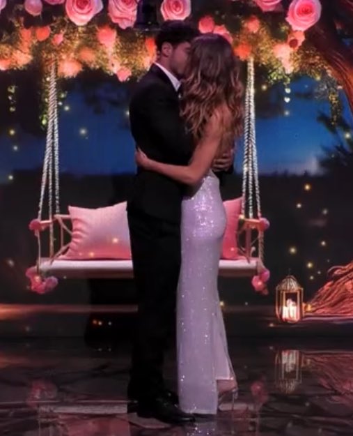 amore_love_1's tweet photo. "NON permetterò mai a nessuno di alzarti di voce.
 Sono stato tutto il tempo a guardarti. Ti amo tantissimo. Tu hai vinto, hai vinto su tutto, hai vinto tu❤️ " piangooooo 😭😭❤️❤️ Abbiamo vinto anche noi #helevier #HELENAVINCITRICE #heleners #javi7 https://t.co/AGwK0DDnoL