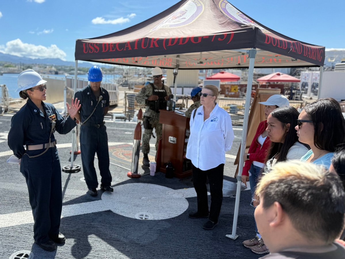 𝐔𝐒𝐒 𝐃𝐞𝐜𝐚𝐭𝐮𝐫 𝐩𝐫𝐨𝐯𝐢𝐝𝐞𝐬 𝐭𝐨𝐮𝐫 𝐟𝐨𝐫 𝐊𝐚’𝐮 𝐇𝐢𝐠𝐡 𝐒𝐜𝐡𝐨𝐨𝐥Students and staff visited the Arleigh Burke-class guided missile destroyer as part of the shipboard tour program. #SustainingtheFleet #EnablingtheFighter #SupportingtheFamily #AmericasNavy250